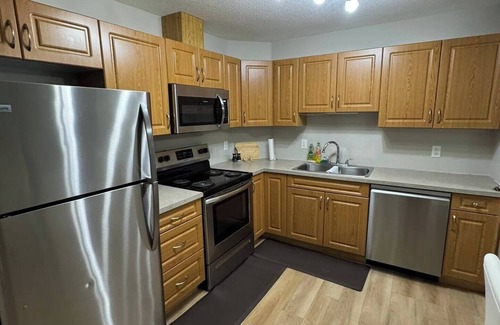Jasper Place Condo | 1 Bedroom/1Bed- 3 mins to West Edmonton Mall,