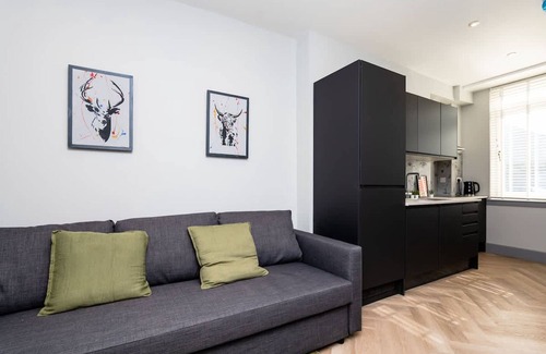 Leith Apartment | 1 Bedroom Apartment-free Parking
