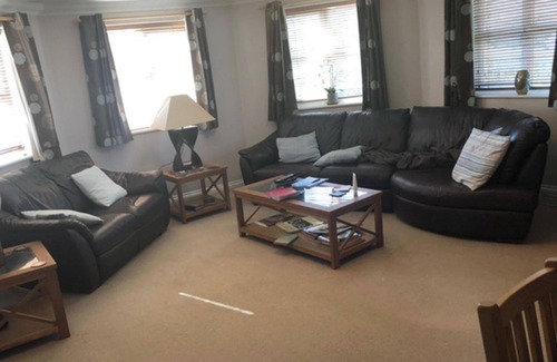 Copthorne Apartment | 1 Bedroom Apartment Sleeps 2 - Pets Welcome - Tv