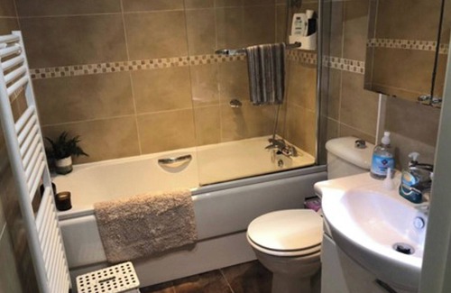 Copthorne Apartment | 1 Bedroom Apartment Sleeps 2 - Pets Welcome - Tv