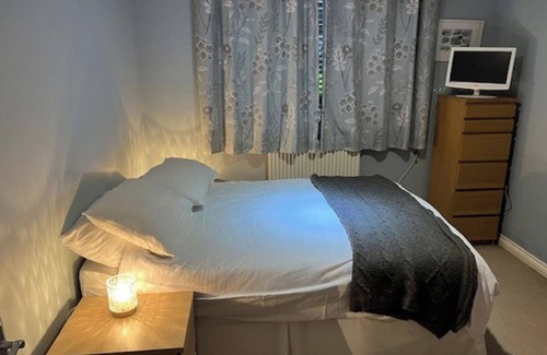Copthorne Apartment | 1 Bedroom Apartment Sleeps 2 - Pets Welcome - Tv
