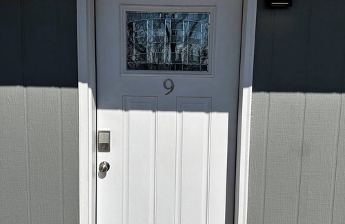 University Heights Apartment | 1 Bedroom apartment w/balcony near UNM, Nob Hill and downtown.