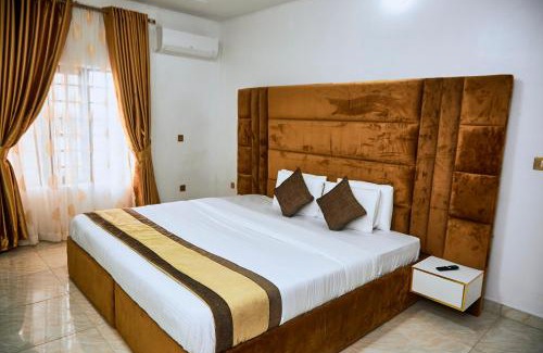 Ofin House | 1-Bedroom Flat - Sleeps 3 - Pool - Spa - Parking
