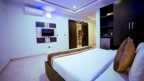 Ofin House | 1-Bedroom Flat - Sleeps 3 - Pool - Spa - Parking