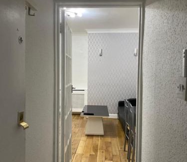 Dormers Wells Apartment | 1 bedroom ground floor flat with garden