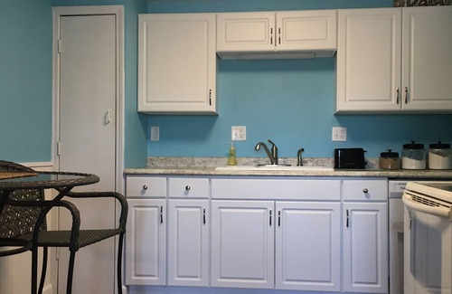 Lake Ozark Condo | 1 BEDROOM TROPICAL BLISS IN NO MARIJUANA COMPLEX