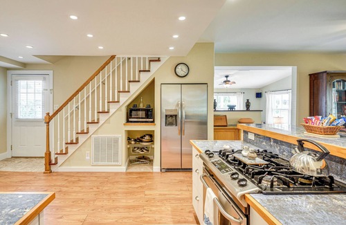 Crescent City House | 1 Block to Crescent Lake: Charming Home w/Porch!