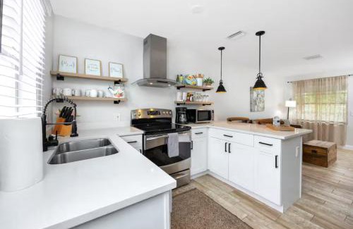 New Port Richey House | 1 Block to Downtown - 7 min to beach - King bed & Free parking