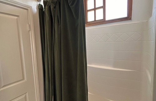 Harbor House | 1 Comfy Spacious Bedroom in great area perfect for Nurses Abroad or Long Stays