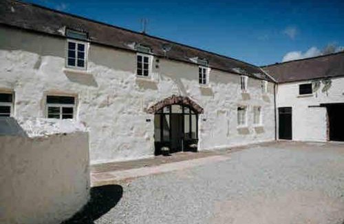 Milford Haven House | 1 Courtyard cottage with hot tub and walled garden