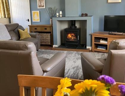 Milford Haven House | 1 Courtyard cottage with hot tub and walled garden