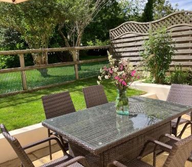 Milford Haven House | 1 Courtyard cottage with hot tub and walled garden
