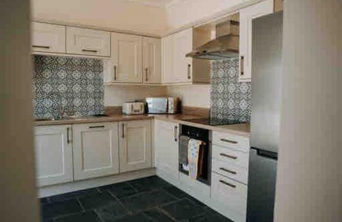 Milford Haven House | 1 Courtyard cottage with hot tub and walled garden