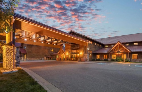 Rothschild Hotel | 1 King, 1 Bunk Bed Suite With Access to Pool, Hot Tub, and Gym