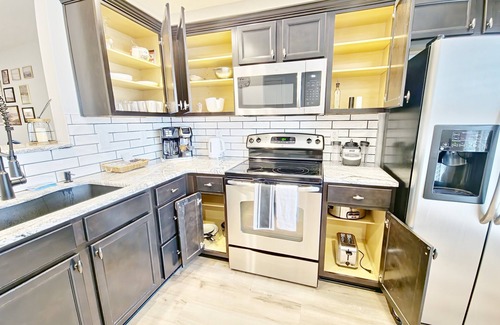 Owensboro House | 1 King Bed + 1 Queen Bed + 2 Full Bathrooms Kitchen + Laundry Room + Patio