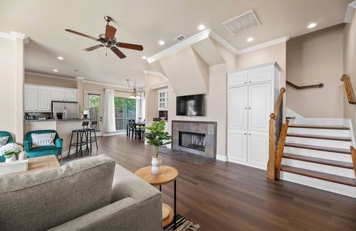 North Arlington House | 1 mi to AT&T/King Beds/Game-room/Study Desks