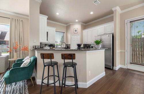 North Arlington House | 1 mi to AT&T/King Beds/Game-room/Study Desks