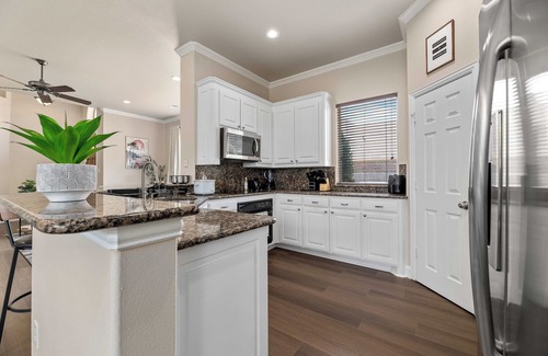 North Arlington House | 1 mi to AT&T/King Beds/Game-room/Study Desks