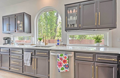 Grants Pass House | 1 Mi to Drinks & Dining: Getaway in Grants Pass