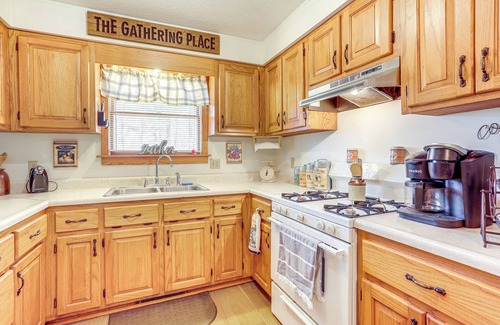 Mountain View House | 1 Mi to Dtwn Mountain View: Home w/Deck