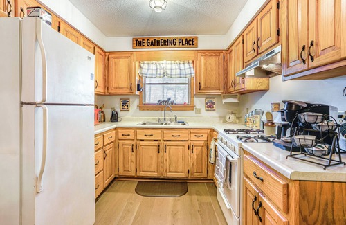 Mountain View House | 1 Mi to Dtwn Mountain View: Home w/Deck