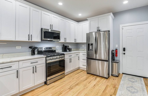 Chicago Apartment | 1 Mi to Garfield Park Conservatory: Modern Apt!