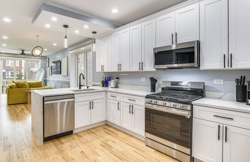 Chicago Apartment | 1 Mi to Garfield Park Conservatory: Modern Apt!