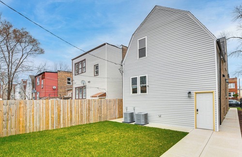 Chicago Apartment | 1 Mi to Garfield Park Conservatory: Modern Apt!