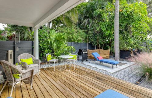 Parrot Cove House | 1 Mi to Lake Worth Beach Park Poolside Paradise!