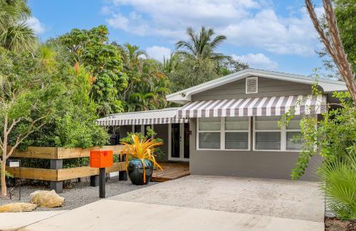 Parrot Cove House | 1 Mi to Lake Worth Beach Park Poolside Paradise!