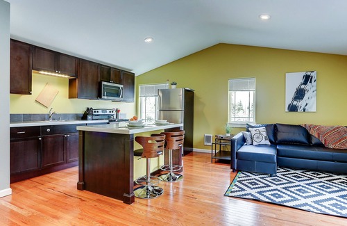 Orchard District House | 1 Mile to Downtown. Charming, Comfortable And Very Spacious. Come Enjoy Bend.