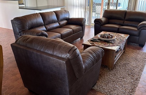 Lake Tabourie House | 1 min walk to lake + Foxtel /Netflix & Wifi