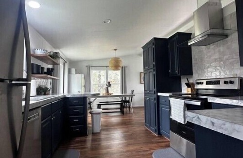 Dingle Cabin | 1-Min Walk to Private Beach, Lake Views, Pickleball, Gated Community!