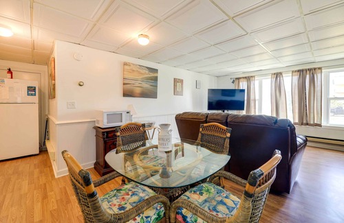 Emerald Isle Apartment | 1 Ocean Fun:' Emerald Isle Apt, Steps to Beaches!