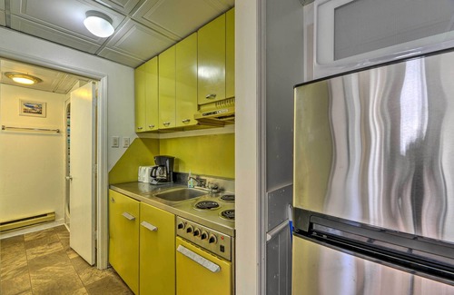 Emerald Isle Apartment | 1 Ocean Fun:' Emerald Isle Apt, Steps to Beaches!