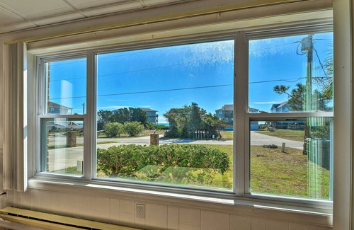 Emerald Isle Apartment | 1 Ocean Fun:' Emerald Isle Apt, Steps to Beaches!