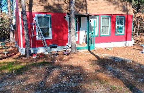 Palestine House | 1 private bedroom and 2 loft Cabin in the Country Woods