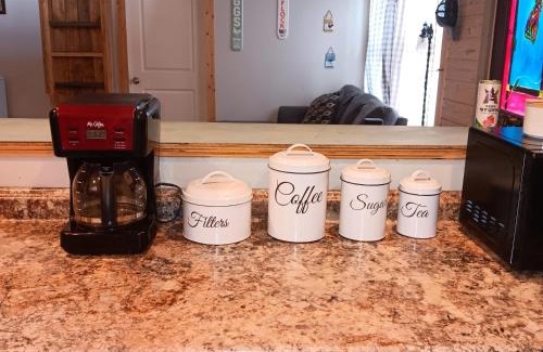 Palestine House | 1 private bedroom and 2 loft Cabin in the Country Woods