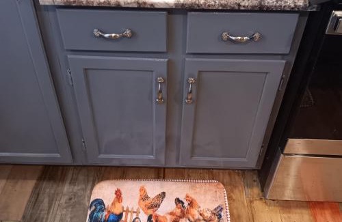 Palestine House | 1 private bedroom and 2 loft Cabin in the Country Woods