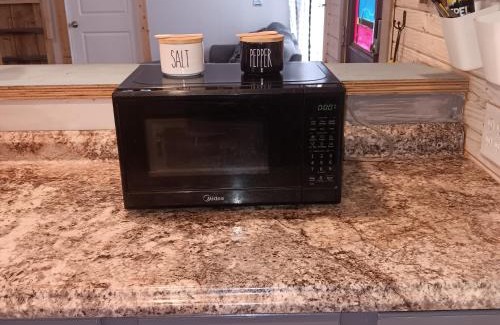 Palestine House | 1 private bedroom and 2 loft Cabin in the Country Woods