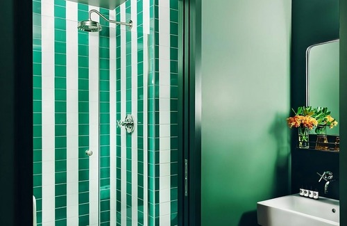 Downtown Seattle Hotel | 1 Queen Unit! Perfect for Fremont Troll & International Fountain