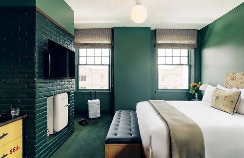 Downtown Seattle Hotel | 1 Queen Unit! Perfect for Fremont Troll & International Fountain