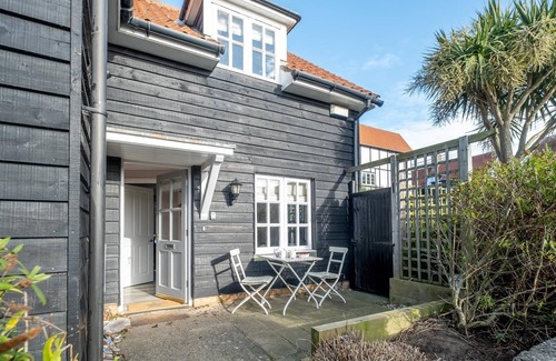 Thorpeness Cottage | 1 Sanctuary Court - sleeps 6 guests in 3 bedrooms