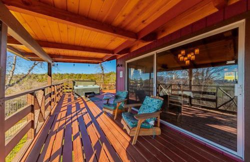 Oakhurst House | 10-acre Forest Villa, Single Floor, Hot tub, Patio