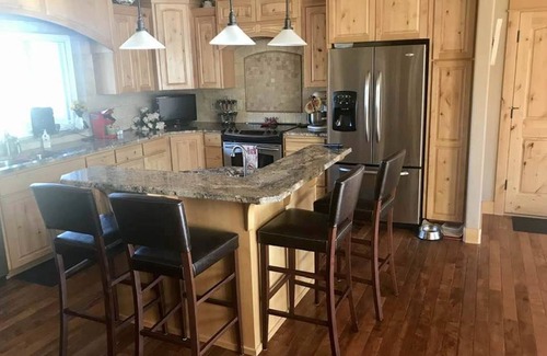 Bend House | 10 acres, killer mountain views, fire pit, sleeps 8 -2 kings -Dog Friendly!