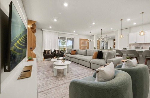 Four Corners House | 10 Bedrooms/8 Bathrooms/Windsor Cay (15973CC)