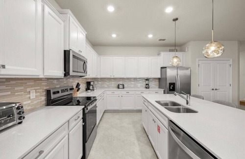 Four Corners House | 10 Bedrooms/8 Bathrooms/Windsor Cay (15973CC)
