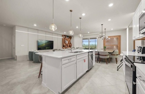 Four Corners House | 10 Bedrooms/8 Bathrooms/Windsor Cay (15973CC)
