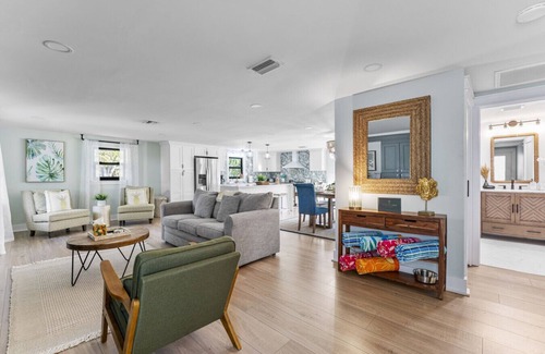 Palma Sola House | 10 min to AMI | 15 min to IMG | Heated Pool