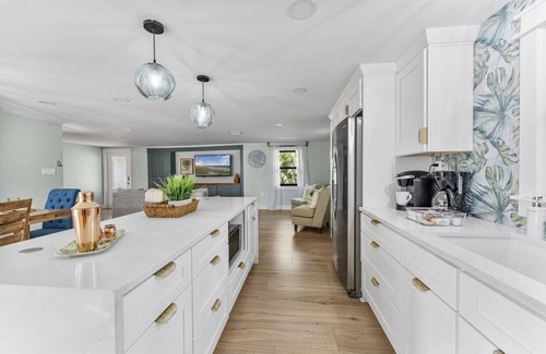 Palma Sola House | 10 min to AMI | 15 min to IMG | Heated Pool